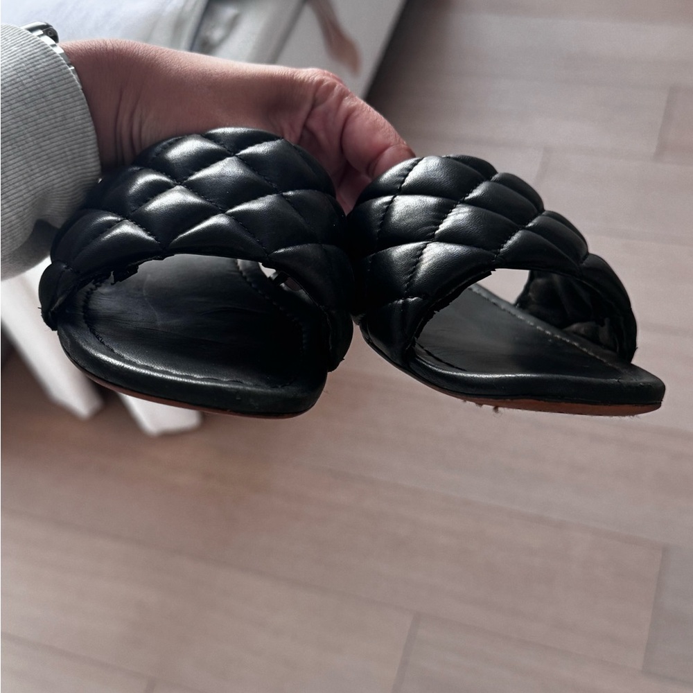 Vince Camuto black quilted slides - Picture 2 of 3